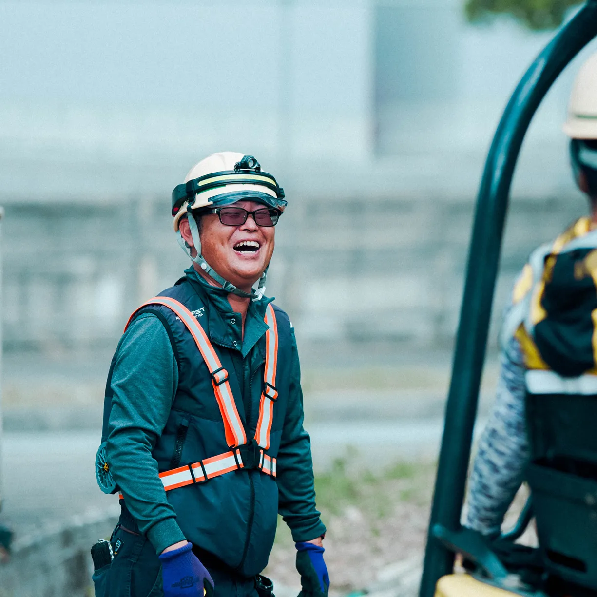 ユンボを操縦する社員の写真