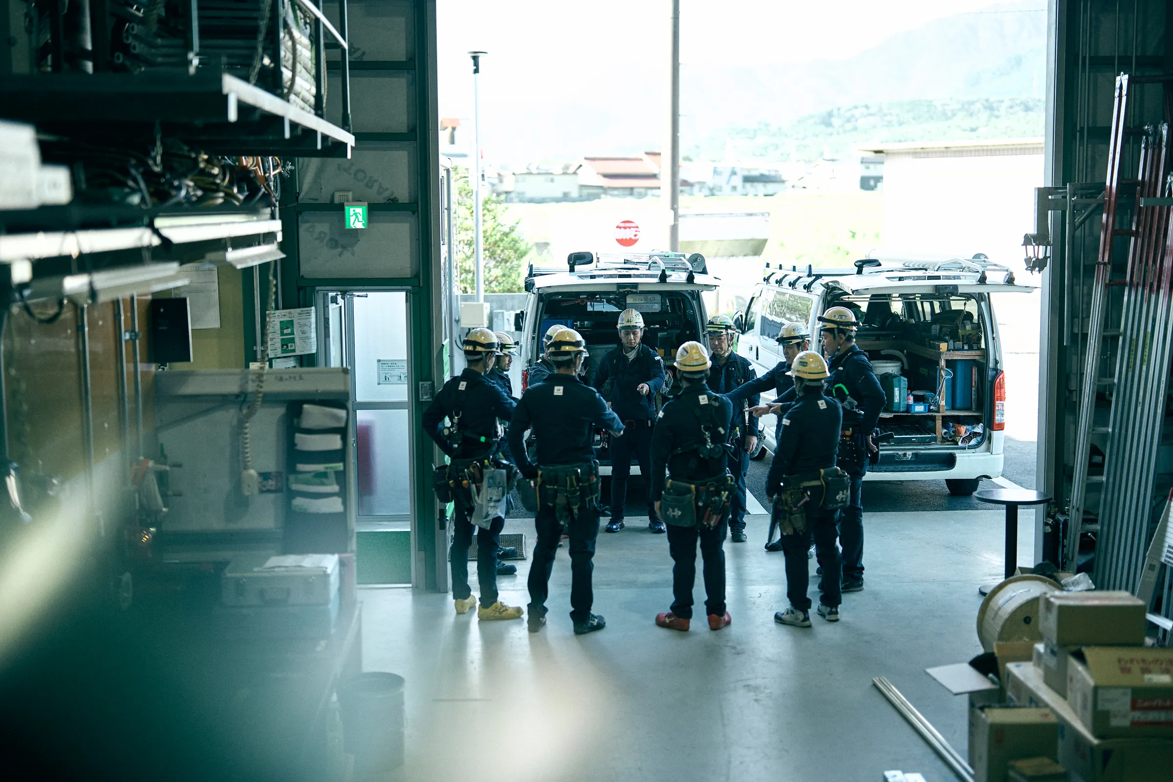 社員同士で朝仕事に出る前に0災の確認をしている様子