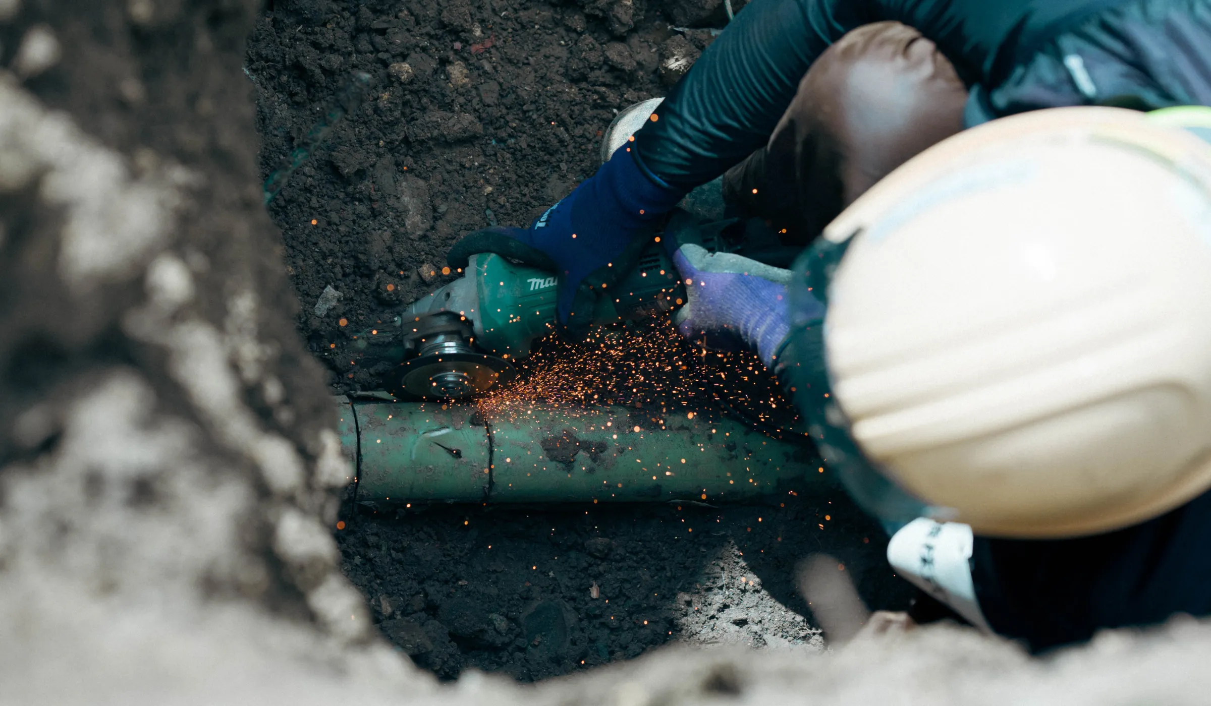 メインビジュアル背景 ドリルで工事作業を行っている様子