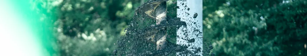 メインビジュアル背景 ドリルで工事作業を行っている様子