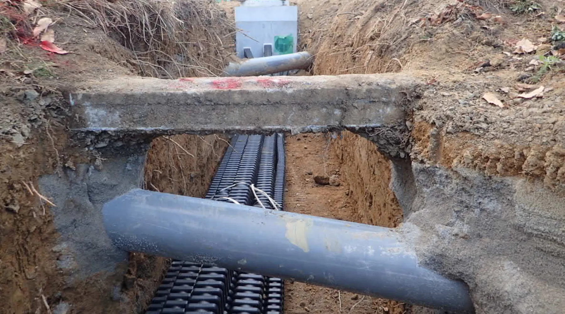 既設物の損傷を防ぎつつ、慎重な掘削と柔軟な工程管理